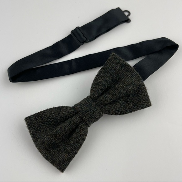 Men’s Dark Green Tweed Bow Tie & White Floral Pocket Square Set - Picture 4 of 6